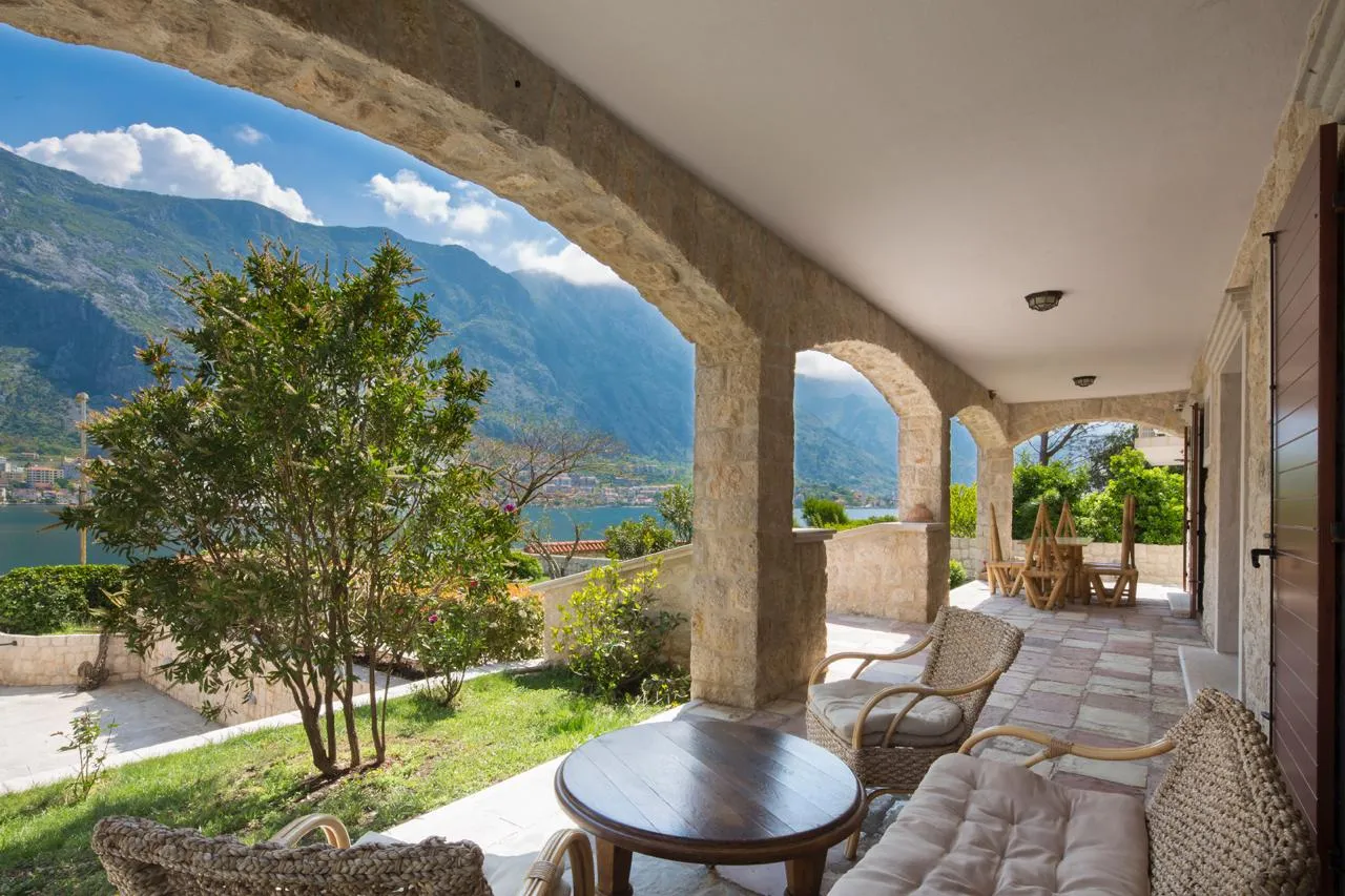 Luxurious villa in Prcanj